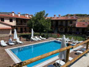 APARTAMENTOS DOÑA JIMENA DEL AMBROZ 4 Estrellas complejo único en el centro del pueblo